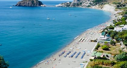 Sea view apartment, within walking distance of Nitrodi Springs