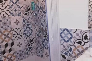 Shower, bidet, towels, soap - Hello b&b - a room grann (Selva di Fasano)