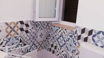 Douche, bidet, serviettes fournies, savon