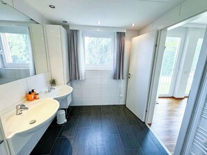 Secadora de cabello, toallas, jabón, shampoo 