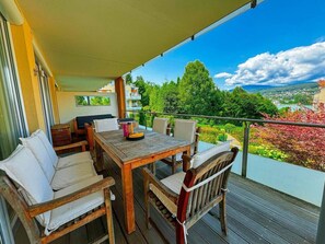 Outdoor dining - 2-Bedroom Apartment, Terrace, Private Lake Access (Velden am Wörthersee)