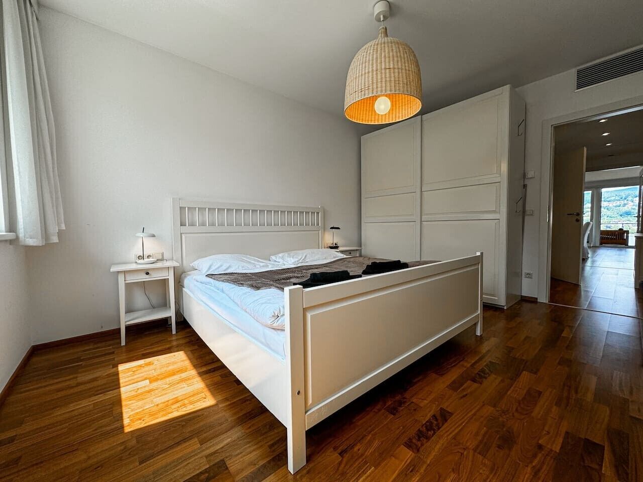 Desk, WiFi, bed sheets