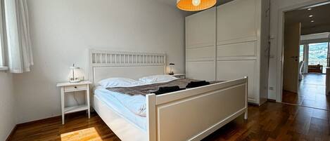 Desk, WiFi, bed sheets