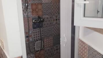 Douche, sĂšche-cheveux, bidet, serviettes fournies