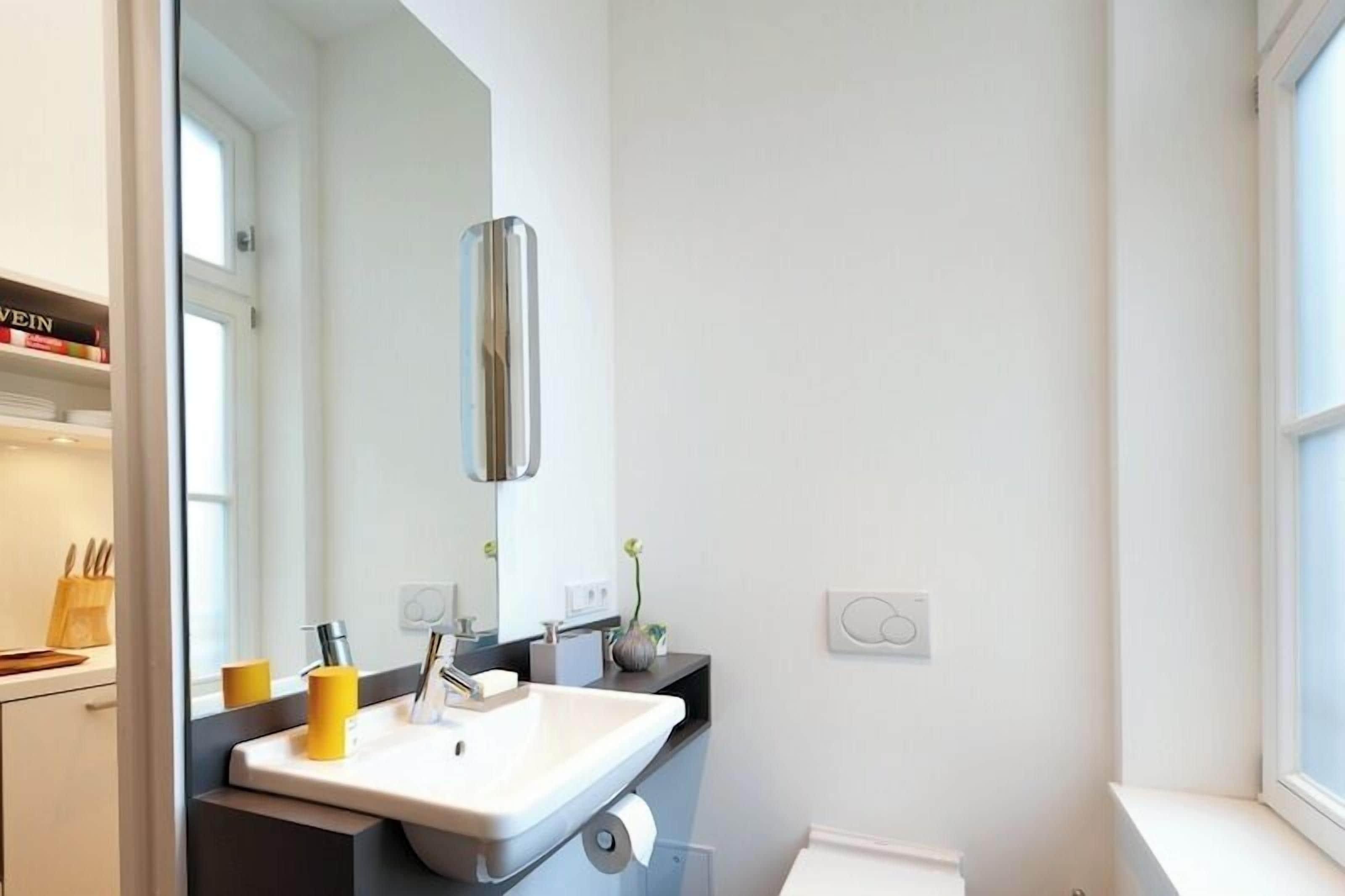 Eenvoudige studio, uitzicht op stad | Badkamer | Een douche, een haardroger, handdoeken, zeep