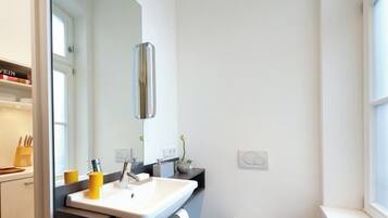 Basic-Studio, Stadtblick | Badezimmer | Dusche, Haartrockner, Handtücher, Seife