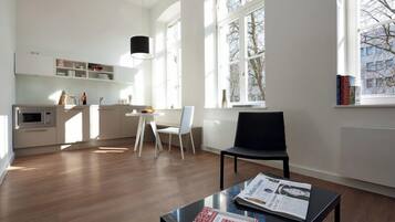 Superior-Studio, Stadtblick | Schreibtisch, schallisolierte Zimmer, kostenloses WLAN