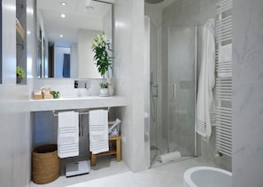 Secadora de cabello, toallas, jabón, papel de baño 