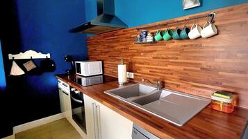 Een koelkast, een microgolfoven, een oven, een vaatwasser