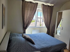 2 bedrooms, iron/ironing board, bed sheets