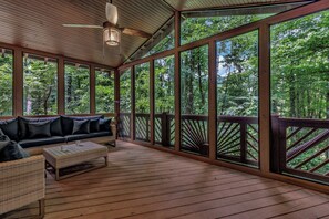 Een smart-tv en videogames