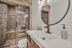 Douche, serviettes fournies, savon, shampooing