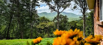 Hilltop Cabin with Mountain Views | Close to Downtown and Natl Park