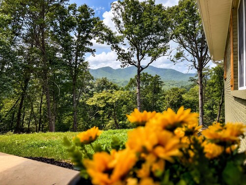 Hilltop Cabin with Mountain Views | Close to Downtown and Natl Park