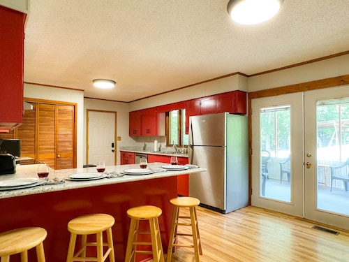 Hilltop Cabin with Mountain Views | Close to Downtown and Natl Park