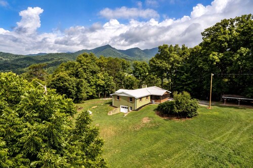 Hilltop Cabin with Mountain Views | Close to Downtown and Natl Park
