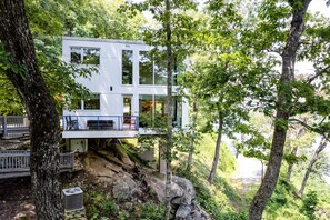 Property grounds - Lakefront Tree House |  Mountain Views - Fire Pit 🔥 HGTV Home (Bryson City)