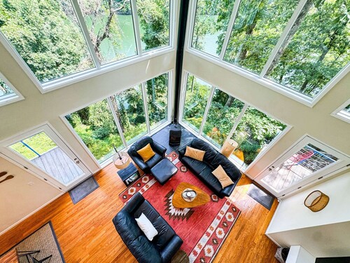 HGTV Featured Lakefront Treehouse with Hot Tub & Views