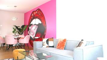 Una televisión, libros