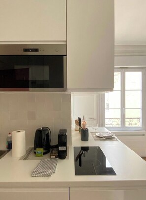 Réfrigérateur, micro-ondes, four, plaque de cuisson