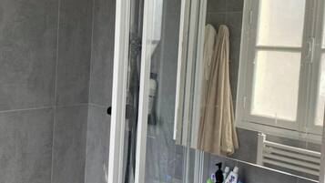 Douche, sèche-cheveux, bidet, serviettes fournies