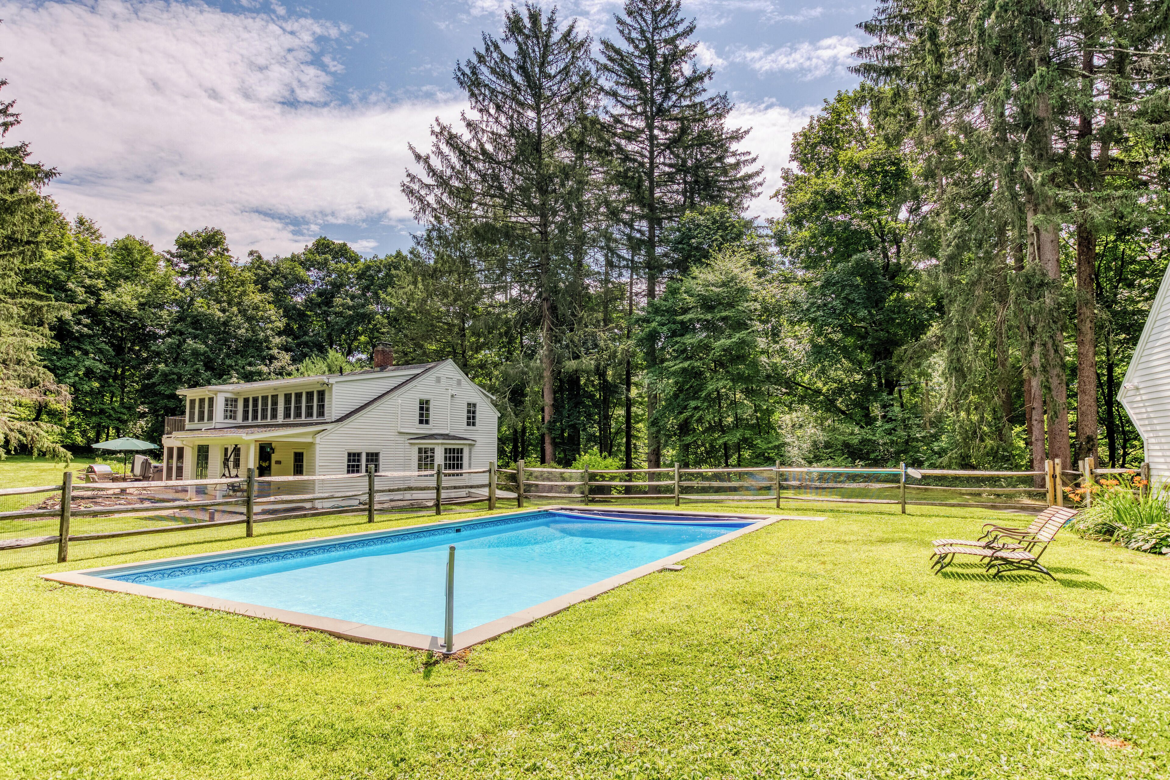 Stylish Retreat; Pool & Hot Tub By:Evergreen Home
