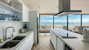 Eine moderne Küche mit Blick auf den Strand.