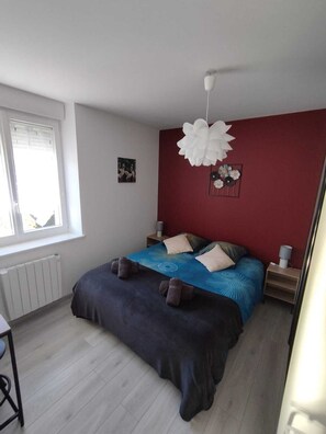 1 chambre, bureau, fer et planche à repasser, lit parapluie