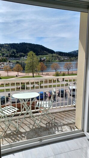 Outdoor dining - La parenthèse du lac (Gérardmer)
