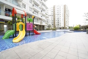 Outdoor pool - OYO 94158 Gateway Pasteur Apartment By Iyan (Cimahi)