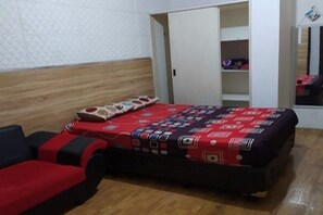 Dobbeltrom – deluxe | Skrivebord for bærbar PC, wi-fi (inkludert) og sengetøy