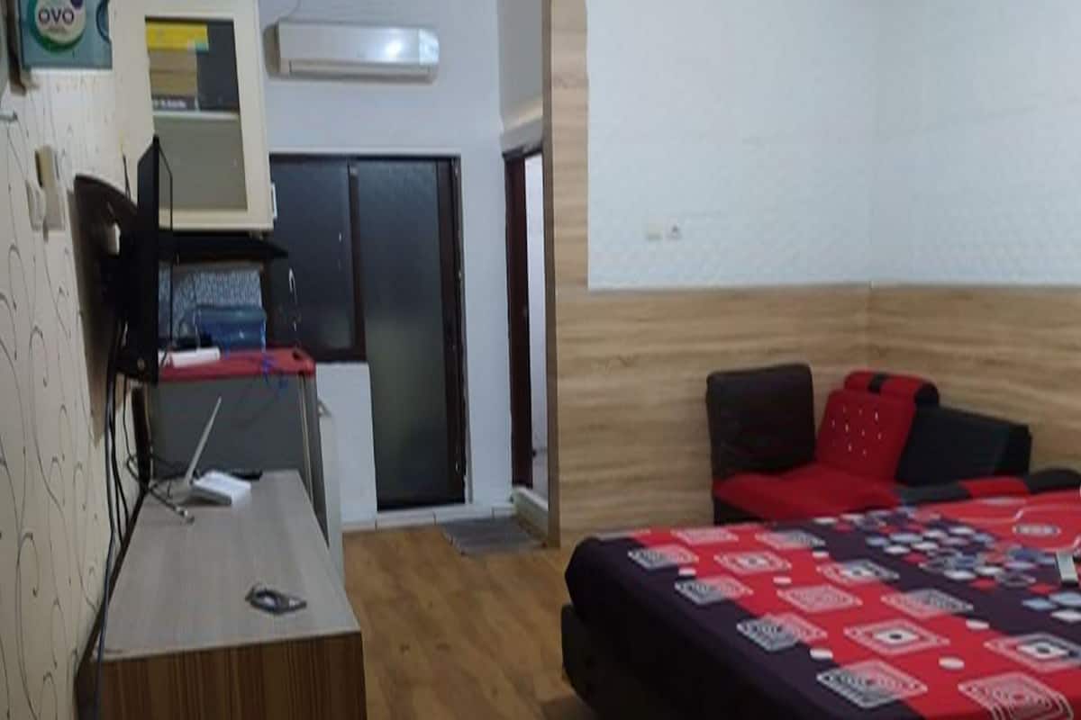 Laptop workspace, free WiFi, bed sheets