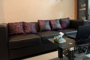 Reception - Hotel O Gateway Cicadas Apartment By Chery Properti (Bandung)