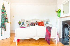 House | Bathroom | Combined shower/bathtub, deep-soaking bathtub, hair dryer, towels - Beautiful 5 Bedroom Regency House / Pets Welcome (Bognor Regis)