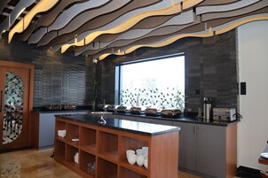Café da manhã com buffet todos os dias mediante uma taxa
