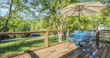 Pet-Friendly, Convenient Cabin Minutes from Downtown Hendersonville
