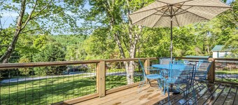 Pet-Friendly, Convenient Cabin Minutes from Downtown Hendersonville