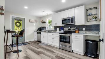 Mikrowelle, Ofen, Herdplatte, Geschirrspüler