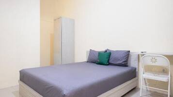 Kamar Double Standar | Ruang kerja ramah laptop dan seprai linen
