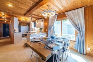 Dining - Huron Helm · LakeFront*HotTub*FirePlace*KingBed*ArcadeBarrel* (Cheboygan)