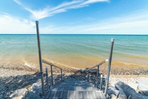 Beach - Huron Helm · LakeFront*HotTub*FirePlace*KingBed*ArcadeBarrel* (Cheboygan)