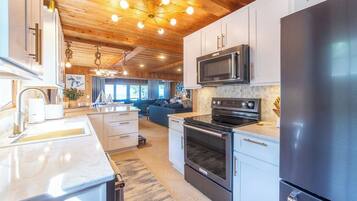 ثلاجة، ميكروويف، فرن، موقد طهي مسطح