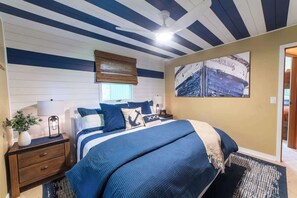 2 bedrooms, iron/ironing board, WiFi - Huron Helm · LakeFront*HotTub*FirePlace*KingBed*ArcadeBarrel* (Cheboygan)