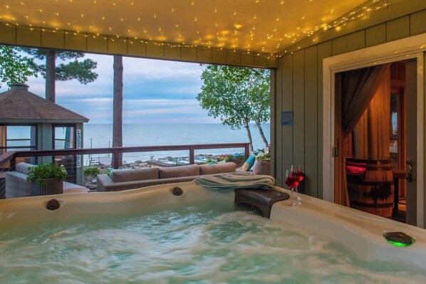 Outdoor spa tub - Huron Helm · LakeFront*HotTub*FirePlace*KingBed*ArcadeBarrel* (Cheboygan)
