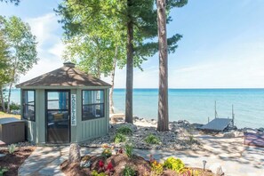 Exterior - Huron Helm · LakeFront*HotTub*FirePlace*KingBed*ArcadeBarrel* (Cheboygan)