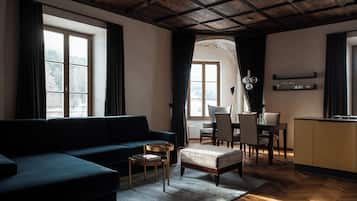 Deluxe Suite, Mountain View | Living area
