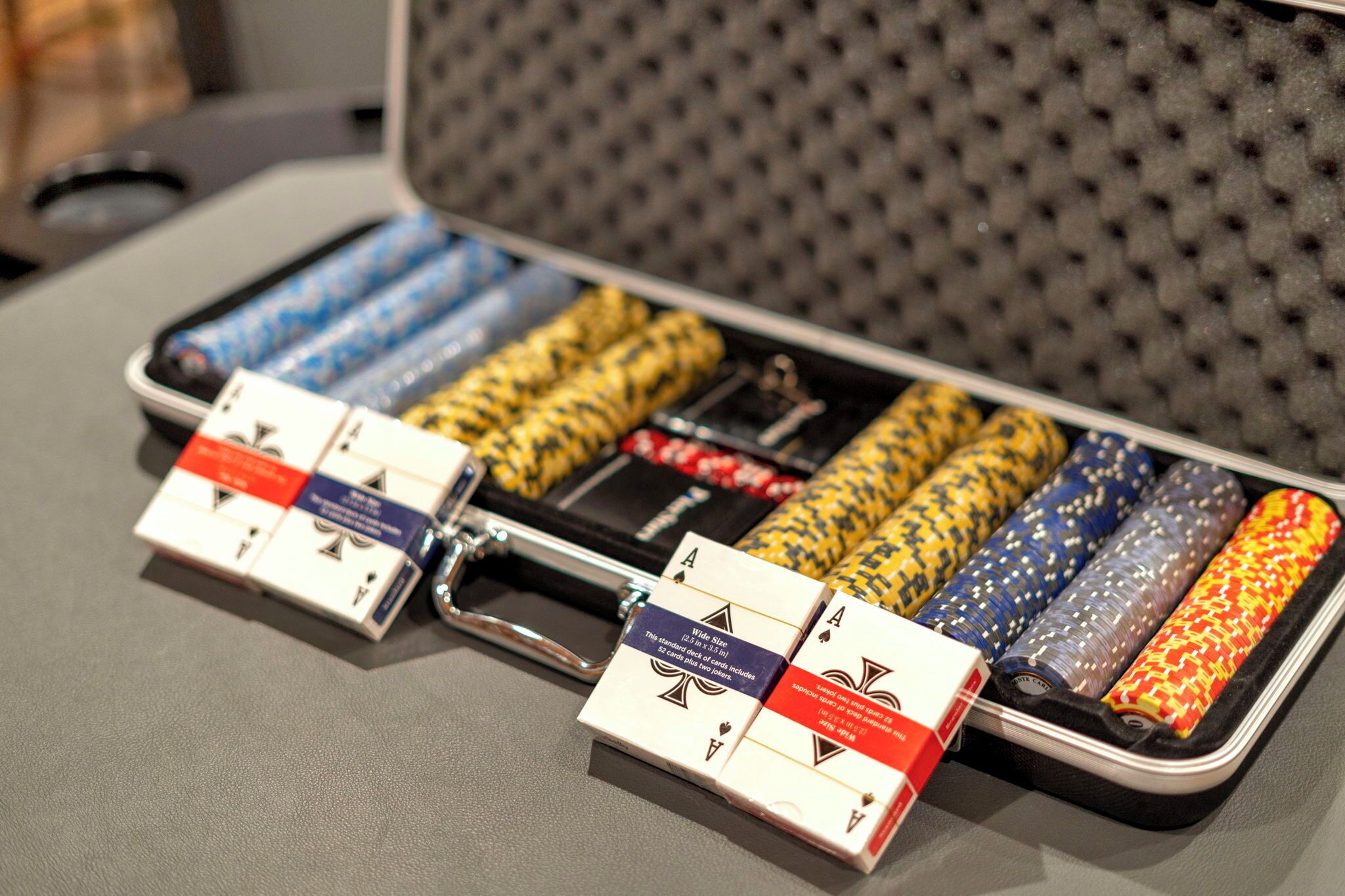 Een poker set in een koffer met verschillende gekleurde fiches en kaarten.