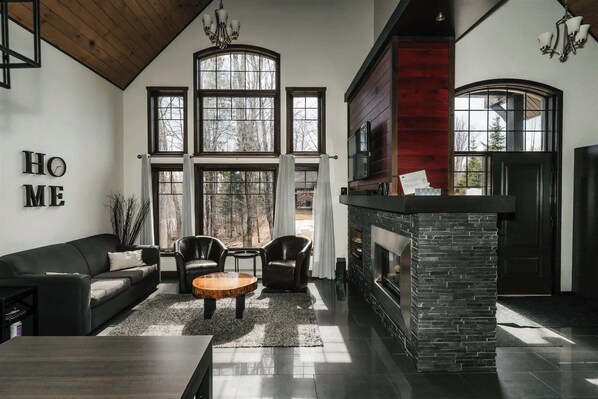 Télévision, cheminée, chaîne hi-fi