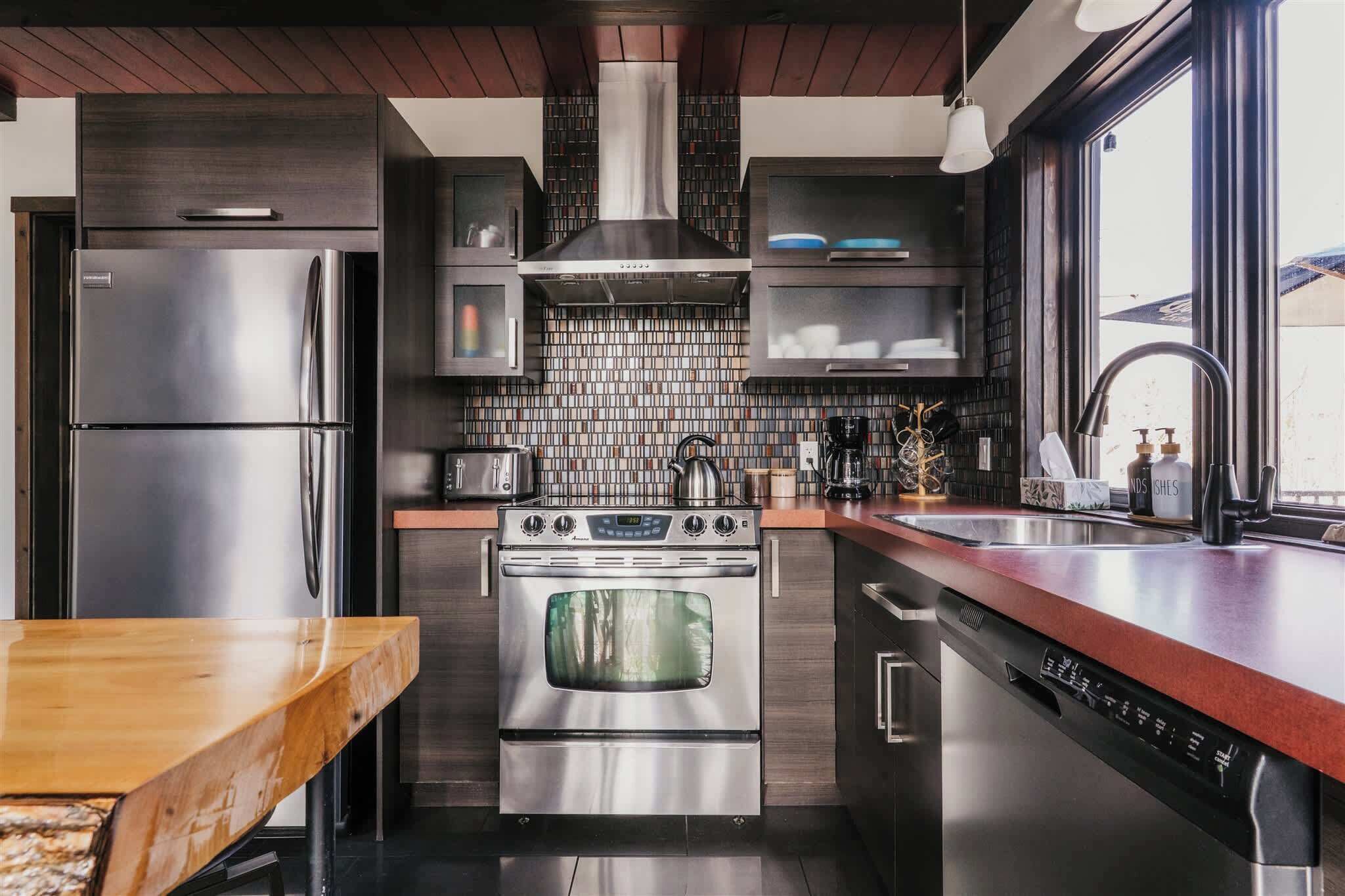 Een koelkast, een microgolfoven, een oven, een kookplaat