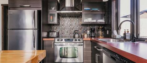 Réfrigérateur, micro-ondes, four, plaque de cuisson